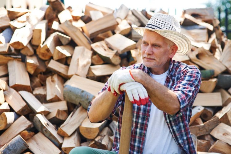 Štípací sekery Fiskars usnadní přípravu dřeva (nejen) na zimu